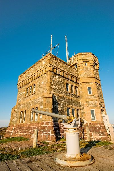 DeFreitas, Michael 아티스트의 Noon Gun at Cabot Tower-Signal Hill National Historic Site-St Johns-Newfoundland-Canada작품입니다.